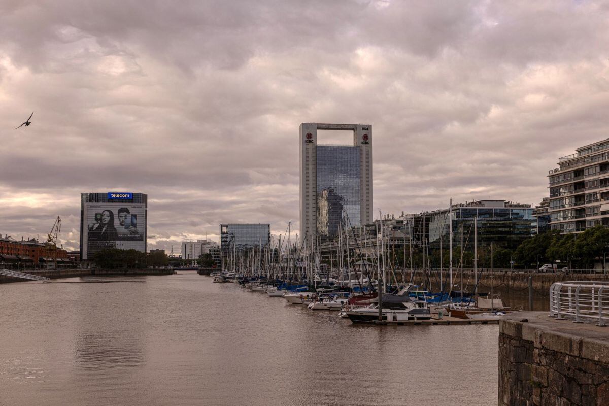 La sede del Industrial and Commercial Bank of China (ICBC) se alza sobre el horizonte de Buenos Aires.