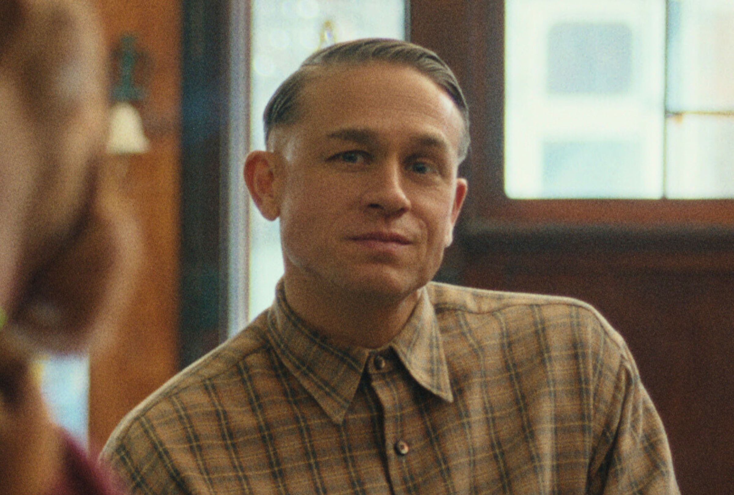 El actor británico Charlie Hunnam lidera el elenco de la serie "Monster: The Ed Gein Story".(Foto: Netflix)