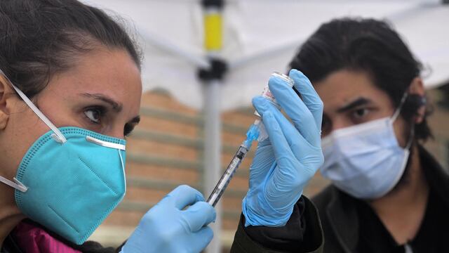 Las personas vacunadas no necesitan cuarentena tras exponerse al COVID, dicen los CDC