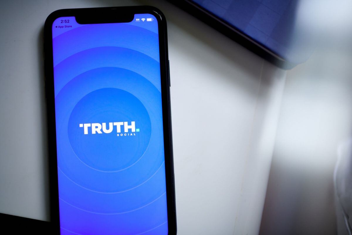 La aplicación Truth Social en un teléfono inteligente en Nueva York, EE.UU., el viernes 22 de marzo de 2024. Foto: Bloomberg