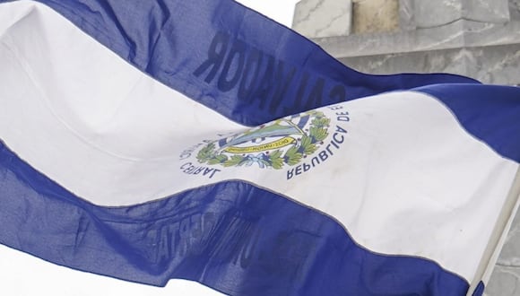 Un manifestante ondea la bandera de El Salvador durante una protesta antes del discurso sobre el estado de la unión de Nayib Bukele, presidente de El Salvador, en la plaza Salvador del Mundo en San Salvador, El Salvador, el miércoles 1 de junio de 2022.
