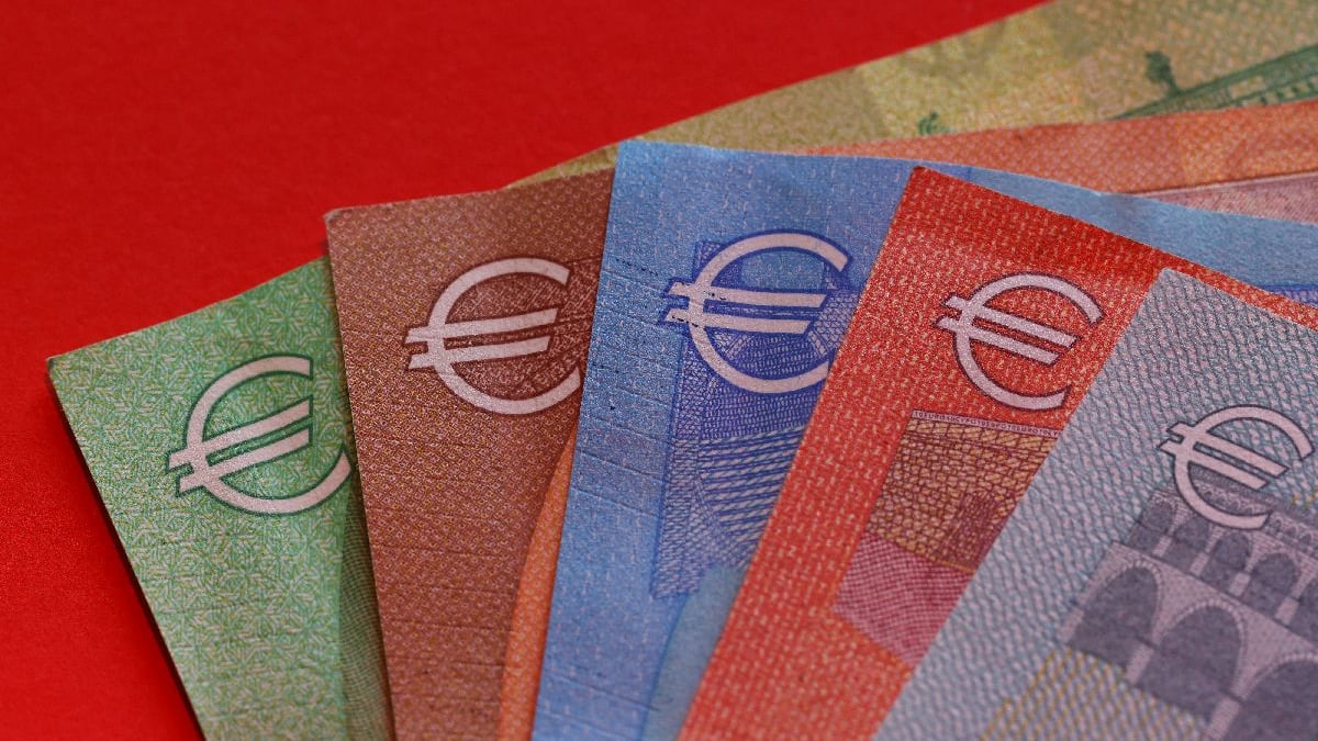 Euro se hunde por temores fiscales en Francia y elecciones en España