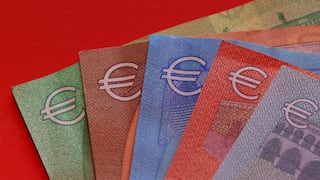 Euro se hunde por temores fiscales en Francia y elecciones en España