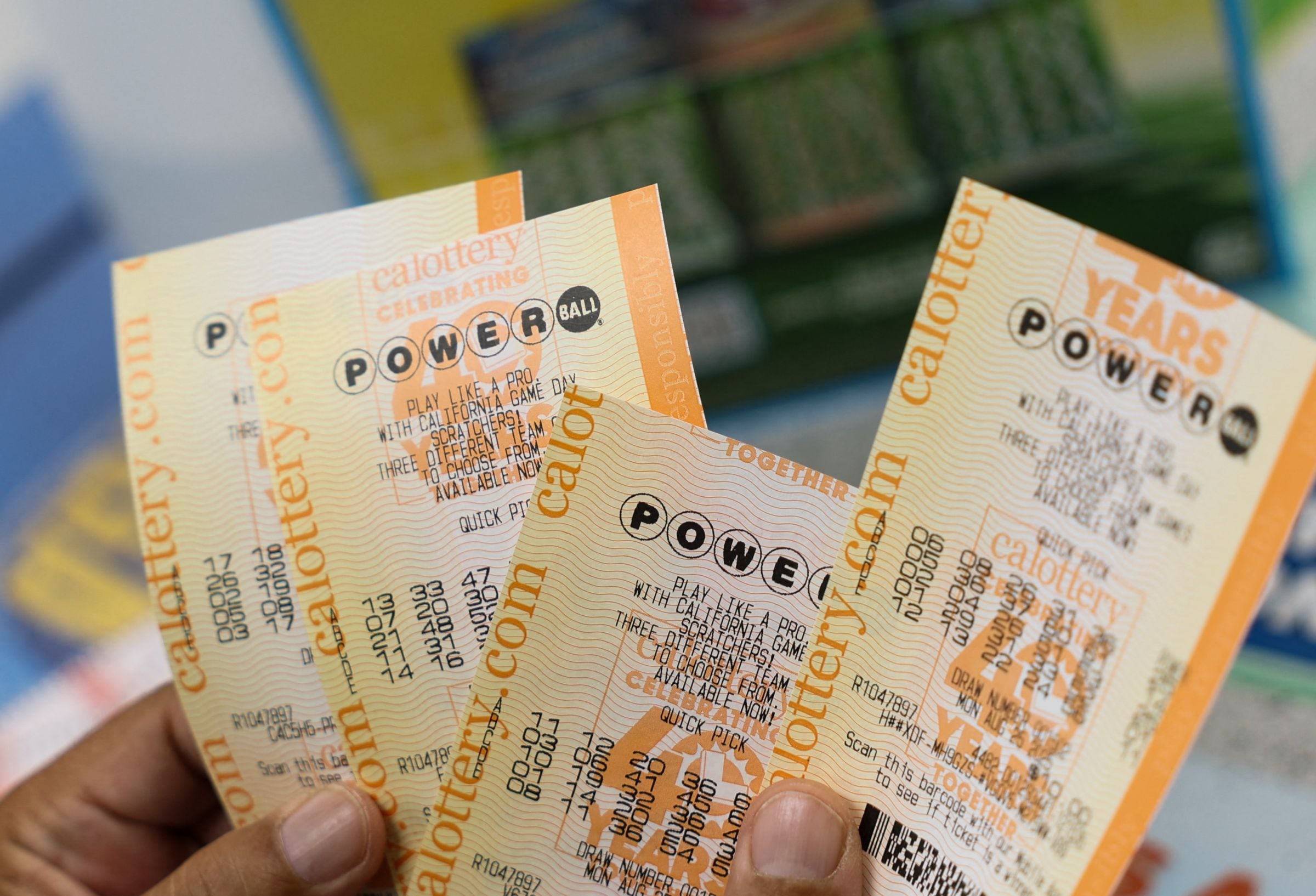 Por lo general, los participantes del Powerball pueden reclamar un premio de hasta $600 en cualquier lotería autorizada de la jurisdicción donde compraron el boleto. (Foto: PATRICK T. FALLON / AFP)