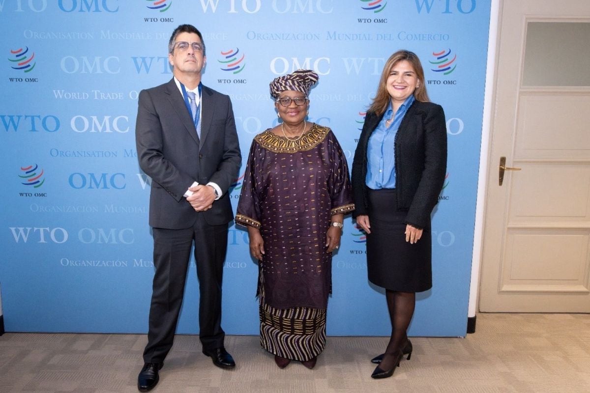 El viceministro de Comercio Exterior, César Llona, sostuvo un encuentro bilateral con la directora general de la OMC, Ngozi Okonjo-Iweala. Foto: Mincetur.