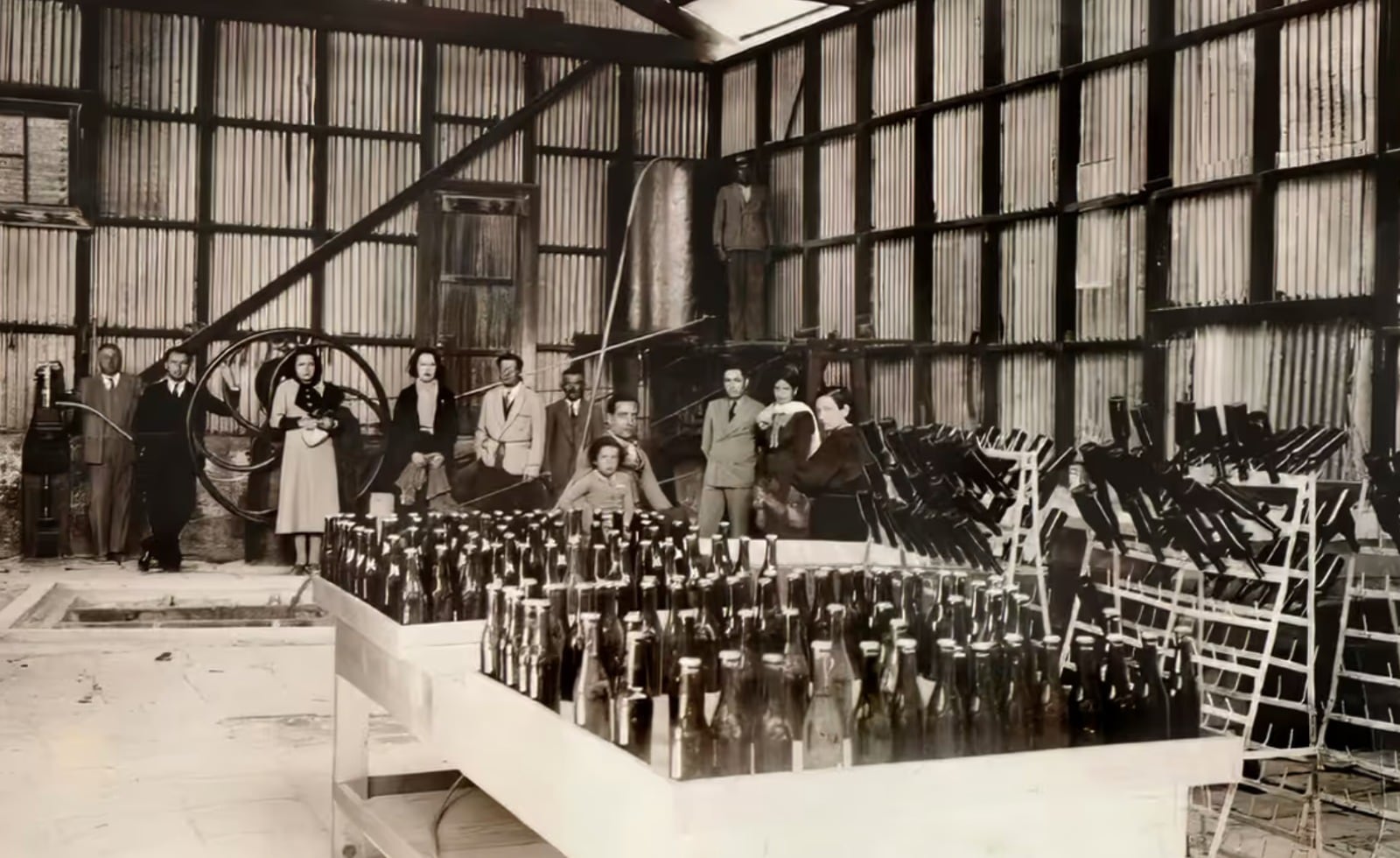 La planta de Empresa Yura en sus primeros años, cuando la producción todavía se realizaba a una escala reducida y el embotellado requería procesos manuales.