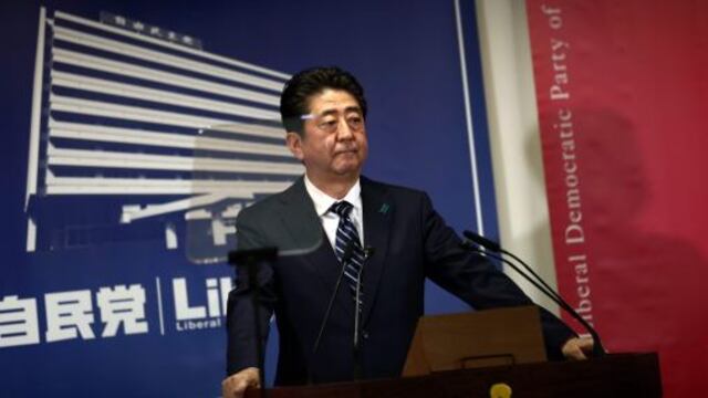 Oro cae a mínimo de dos semanas mientras victoria electoral de Abe impulsa al dólar