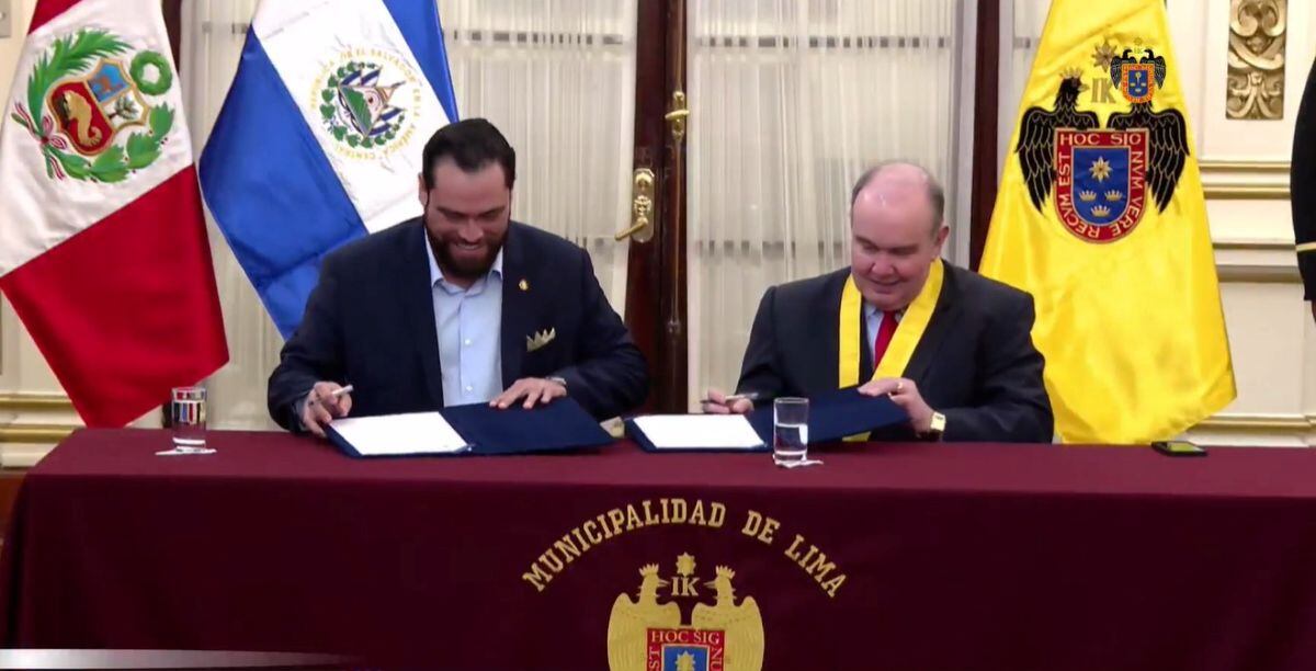El alcalde Rafael López Aliaga y su homólogo de San Salvador Centro, Mario Durán, suscriben un convenio de cooperación en seguridad ciudadana en el Palacio Municipal de Lima. Foto: Captura MML.