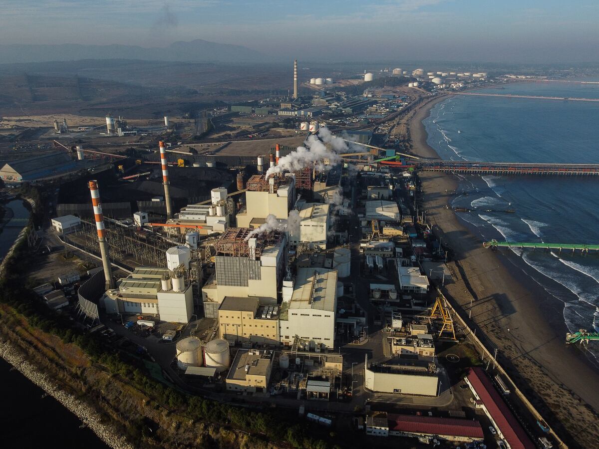En días recientes, la empresa anunció el polémico cierre de la fundición Ventanas, enclavada en una saturada zona industrial de la costa central, lo que derivó incluso en una breve paralización de trabajadores. EFE/ Cristobal Basaure