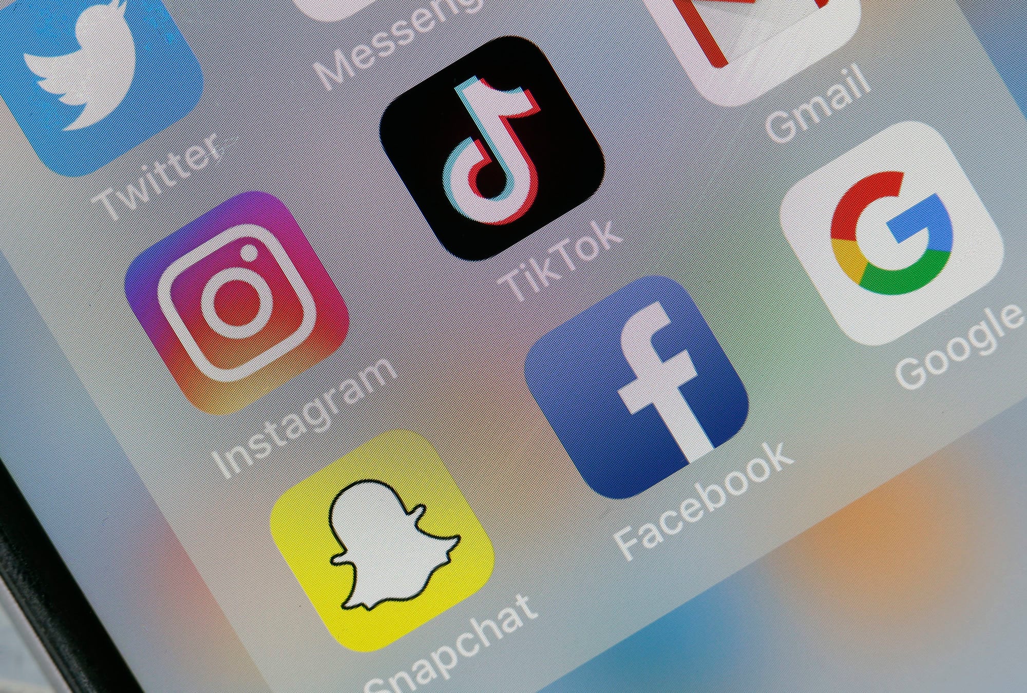 Facebook, Instagram y TikTok, las redes sociales más populares entre los jóvenes, poseen varias opciones de privacidad y control parental que pueden ser configuradas en una cuenta. (Foto: Chesnot/Getty Images)