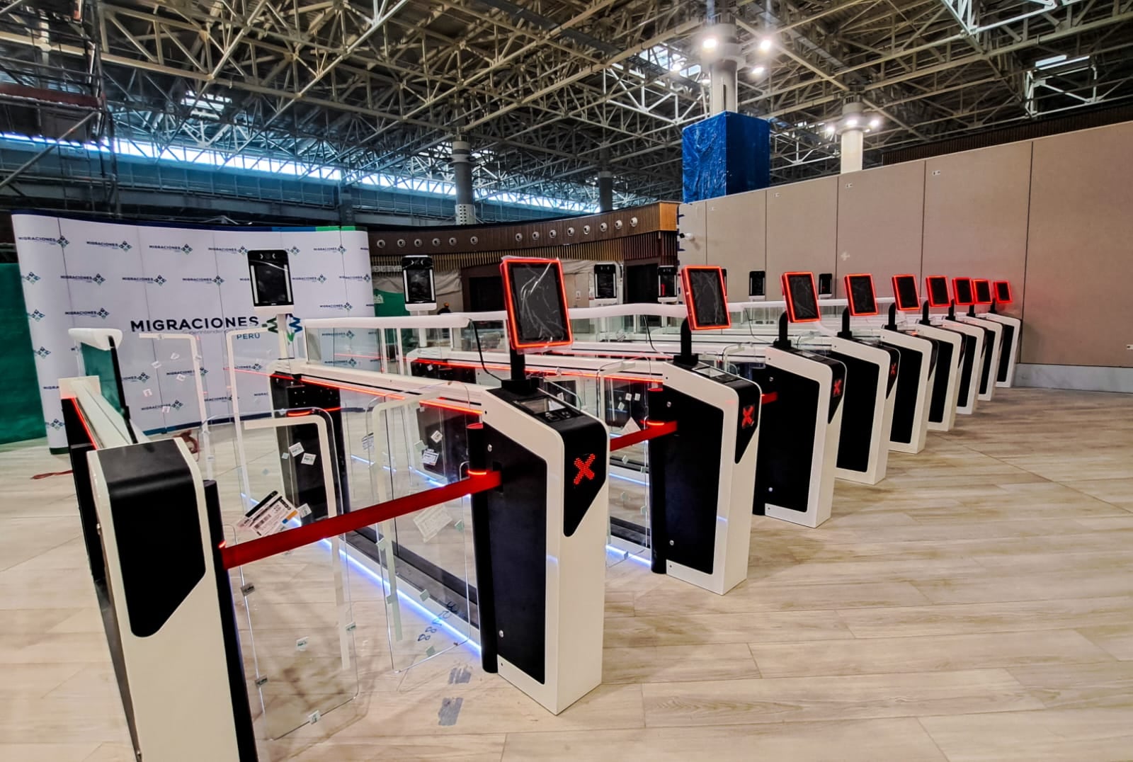 La tecnología presentada en el aeropuerto Jorge Chávez cuenta con 21 quioscos digitales de enrolamiento, así como 19 e-gates o puertas electrónicas | Foto: Migraciones