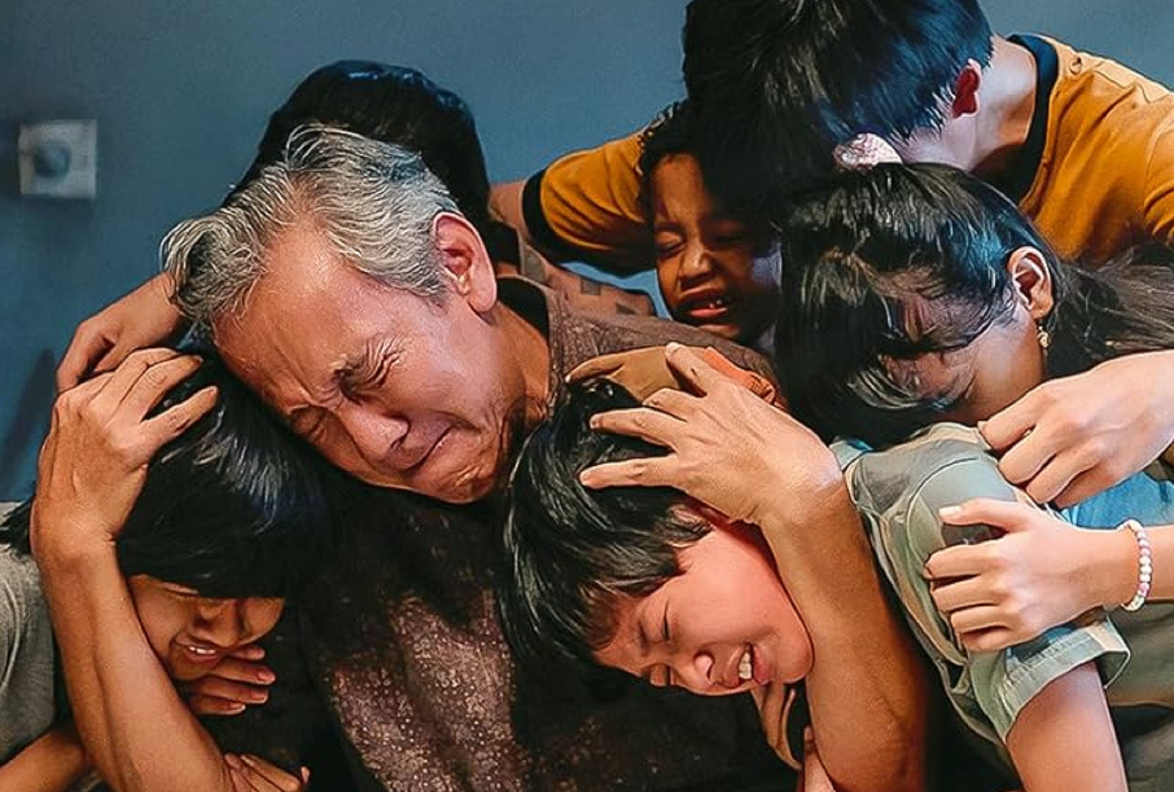 Agus Wibowo asume el rol de Simon, el nuevo cuidador del orfanato, en la película indonesia "Una carta a mi juventud" (Foto: Netflix)