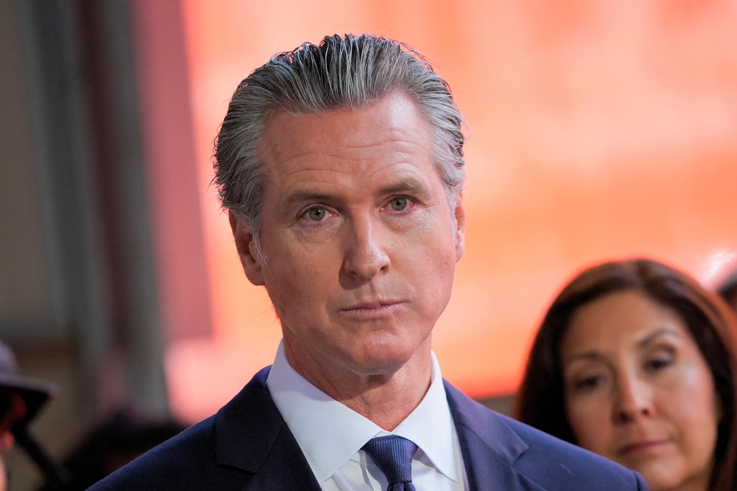 El gobernador de California, Gavin Newsom, ha defendido algunos proyectos de ley relacionados con las escuelas del estado (Foto: AFP)