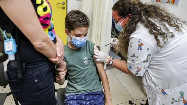 Israel amplía la población que recibirá vacunas de refuerzo: ahora será desde mayores de 12 años