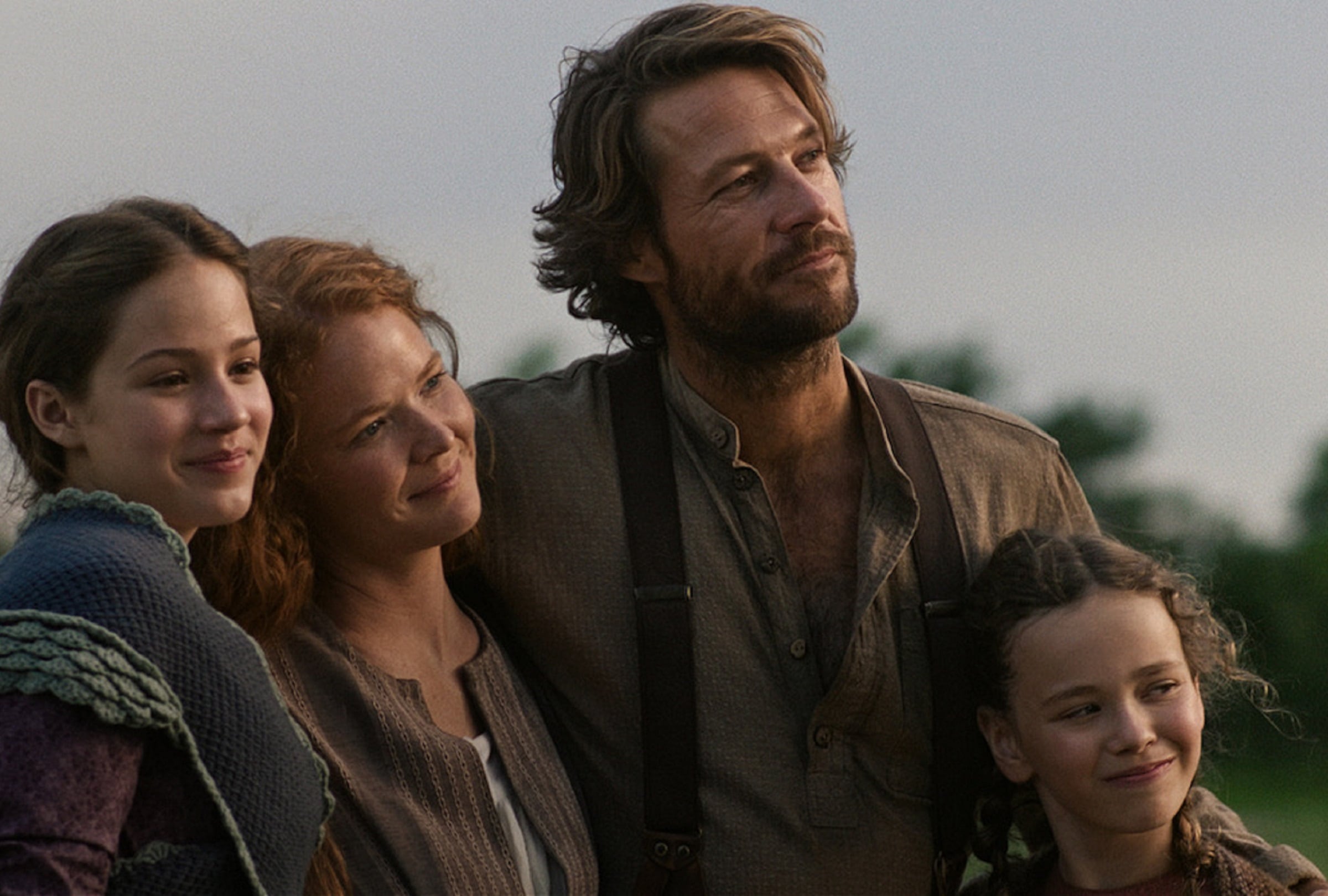 Skywalker Hughes como Mary Ingalls, Crosby Fitzgerald como Caroline Ingalls, Luke Bracey como Charles Ingalls y Alice Halsey como Laura Ingalls en una escena de la serie "Little House on the Prairie" (Foto: Netflix)