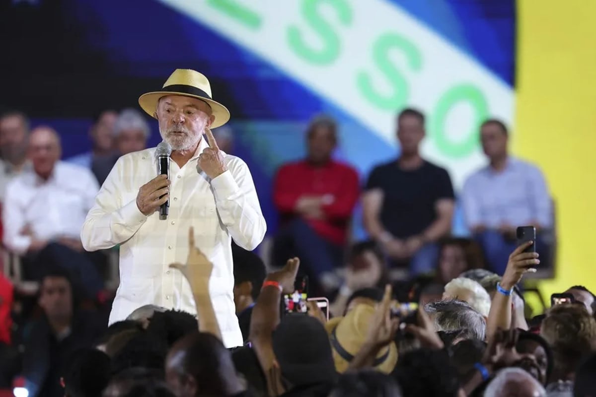 El presidente de Brasil, Luiz Inácio Lula da Silva, reacciona en la convención nacional del Partido de los Trabajadores de Brasil (PT) este domingo, en Sao Paulo. Foto: EFE/ Sebastiao Moreira