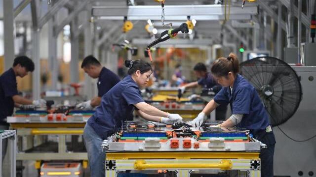 Manufactura en China registra tercer mes consecutivo de contracción