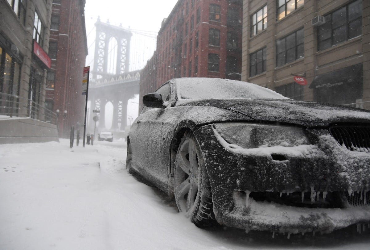 Tras la tormenta invernal en EE.UU., la nieve acumulada en los vehículos se convierte en un riesgo grave al volante. (Foto: AFP)