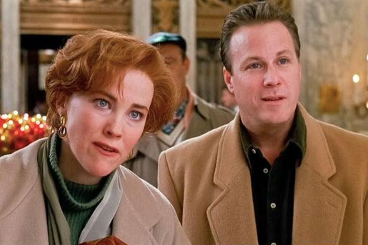 Catherine O’Hara y John Heard son los despistados padres que se olvidan de su hijo menor en casa. | Crédito: 20th Century Fox