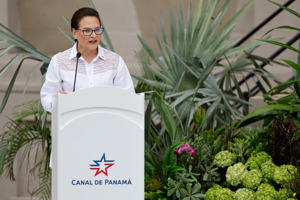 La ingeniera Ilya Espino de Marotta habla durante la ceremonia en la que asume como líder del Canal este lunes en Ciudad de Panamá (Panamá). Espino, líder del gran proyecto de ampliación del Canal que supervisaba las obras con un casco y chaleco rosa, llega al frente de la vía que mueve al menos el 3 % del comercio marítimo mundial con un escenario complicado entre la grave sequía, desarrollo de infraestructuras para diversificar la economía del canal y un panorama internacional convulso. EFE/Bienvenido Velasco
