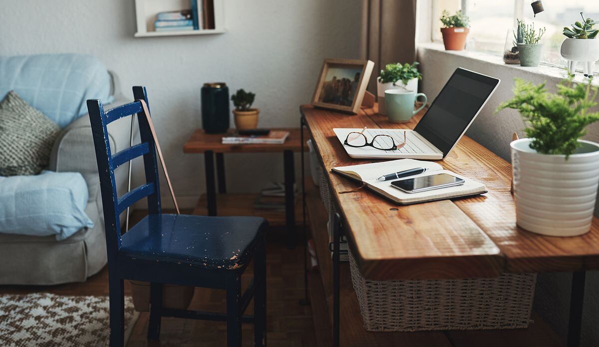 Uno de los principales cambios del dictamen aprobado establece como “falta disciplinaria grave” el realizar actividades privadas o particulares durante la jornada laboral; o también el abandonar el lugar habitual del teletrabajo. Foto: Bloomberg.