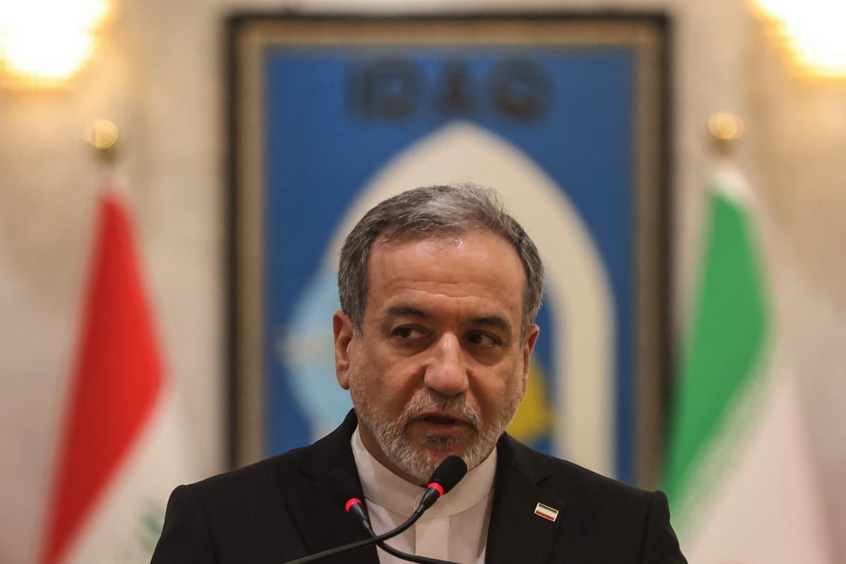 El ministro de Asuntos Exteriores iraní, Abas Araqchi, habla durante una rueda de prensa en Bagdad, el 28 de junio de 2026. (AHMAD AL-RUBAYE / AFP)