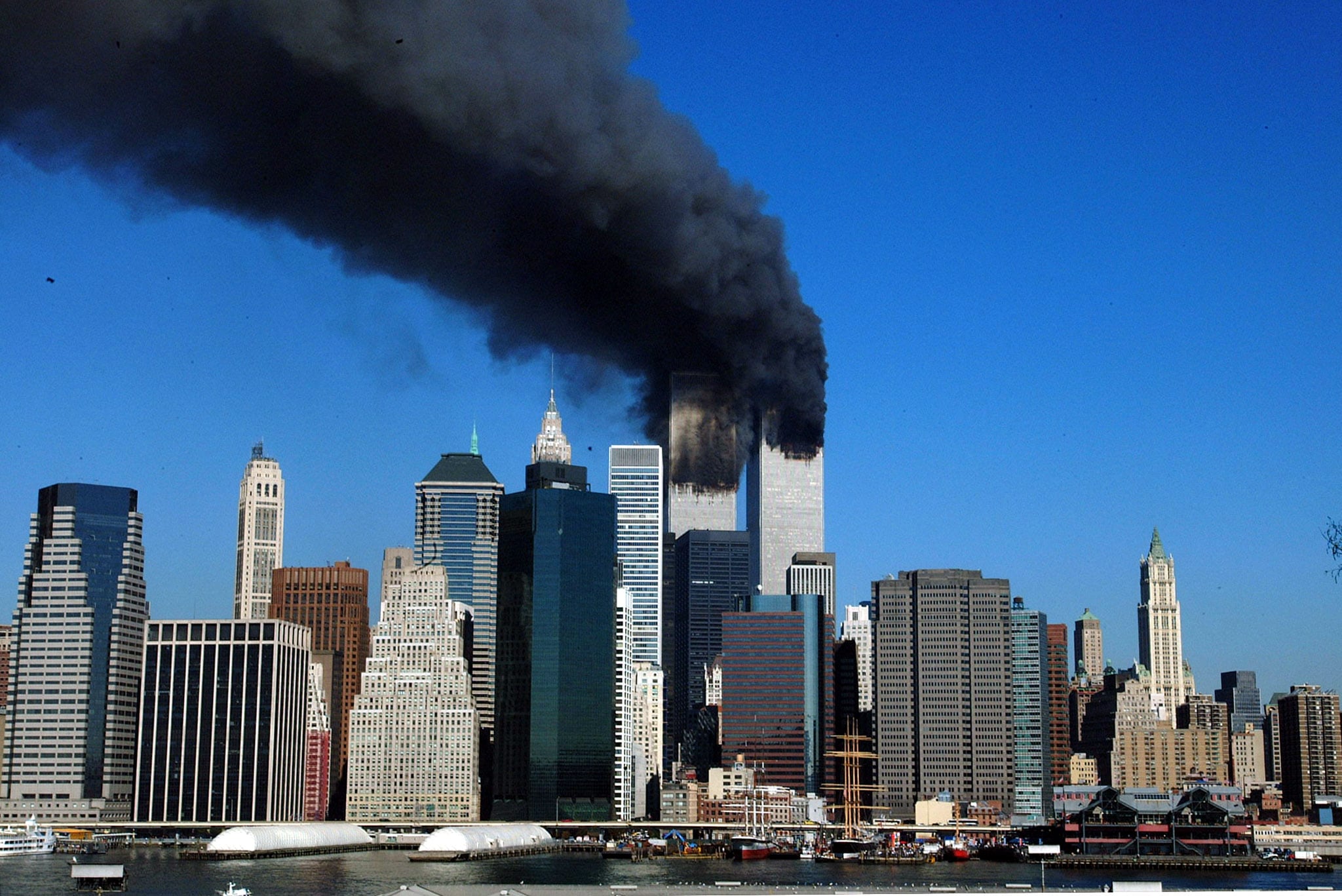 Las torres gemelas del World Trade Center se elevan humeantes tras el impacto de aviones secuestrados el 11 de septiembre de 2001. (Foto de HENNY RAY ABRAMS / AFP).
