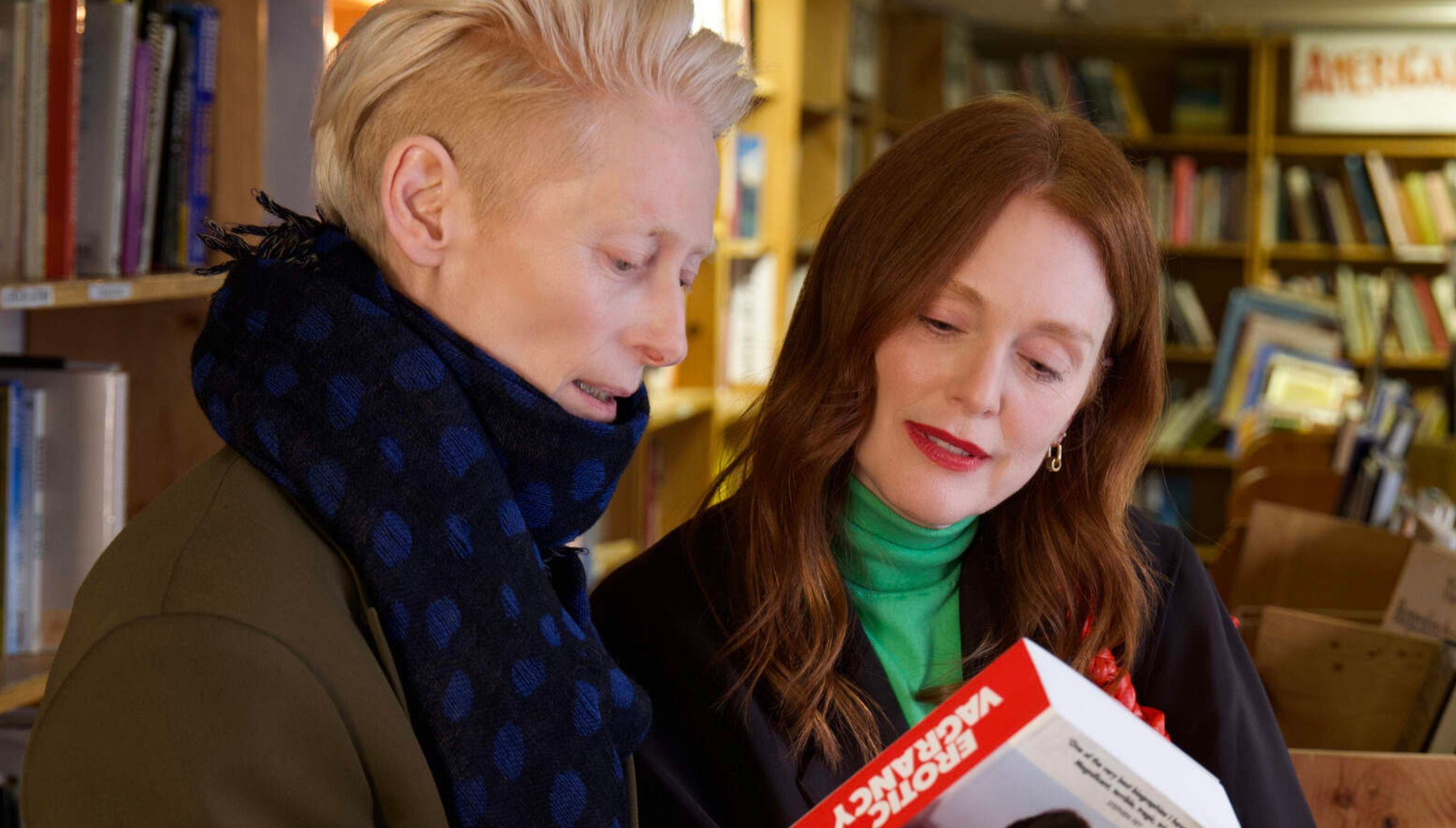 Tilda Swinton como Martha y Julianne Moore como Ingrid en una escena de la película “La habitación de al lado” (Foto: El Deseo)
