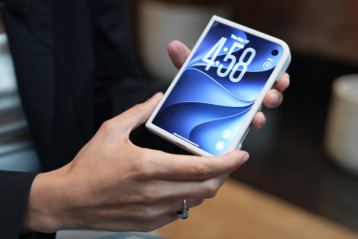 Una persona sostiene el nuevo iPhone Duo este jueves, en Nueva York (Estados Unidos). Foto: EFE/ Angel Colmenares