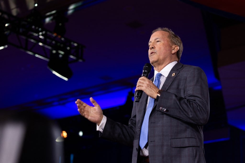 El fiscal general de Texas, Ken Paxton, habla durante la Conferencia de Acción Política Conservadora (CPAC) en Grapevine, Texas, el 27 de marzo de 2026. (Foto de Leandro Lozada / AFP)