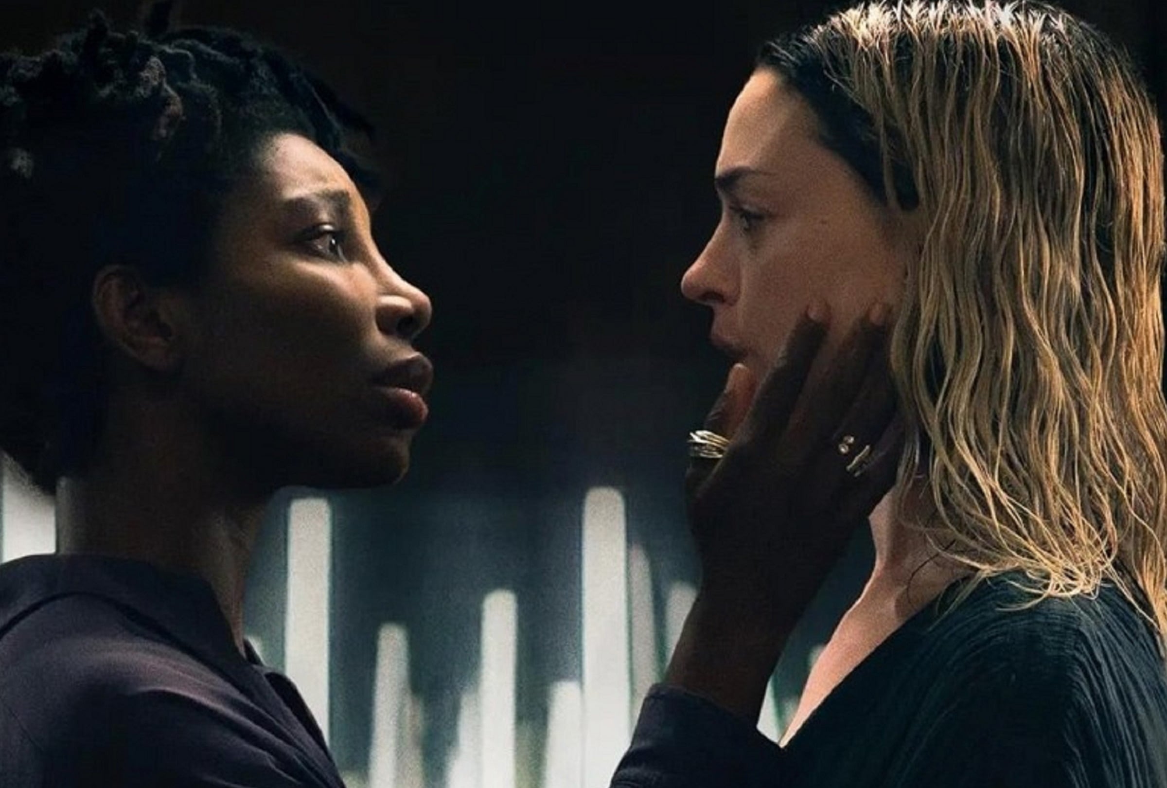 Sam Anselm (Michaela Coel) y Mother Mary (Anne Hathaway) tienen un tenso enfrentamiento en el drama musical de suspenso psicológico "Mother Mary" (Foto: A24)