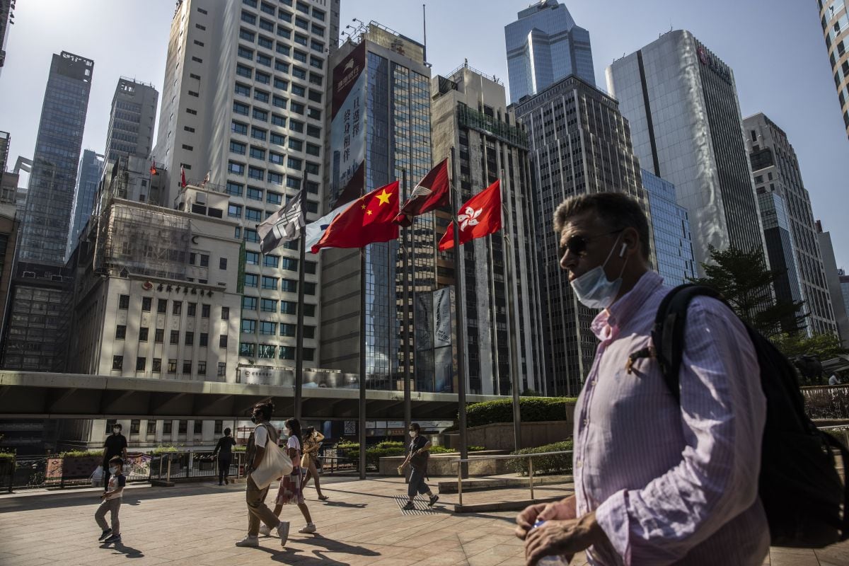 La gente camina por Exchange Square en Hong Kong el 28 de octubre de 2022. (Foto de ISAAC LAWRENCE / AFP)