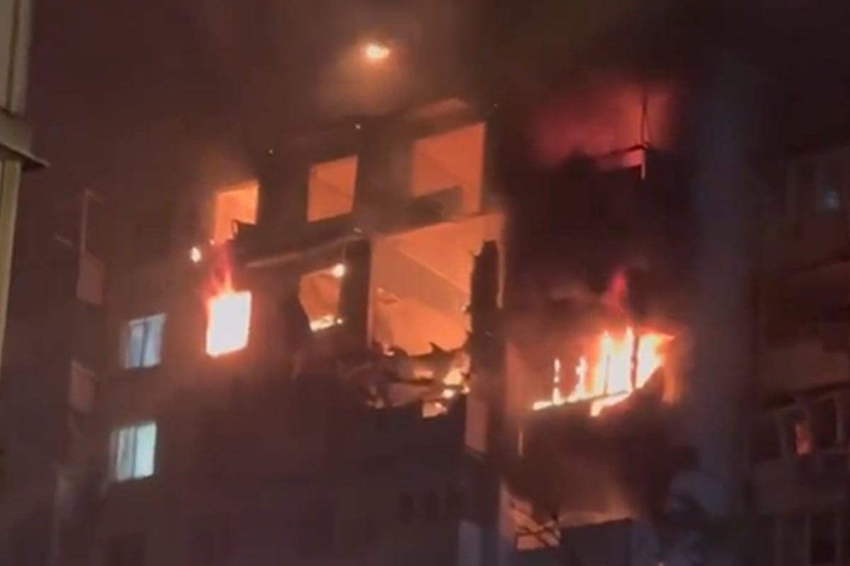 En la región de Bélgorod de Rusia, un dron ucraniano atacó un edificio residencial de gran altura. Foto: @breakinglv/ X