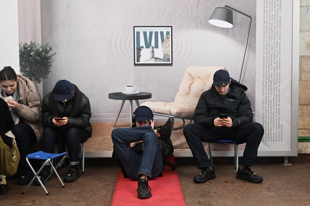 Jóvenes se refugian en una estación de metro durante una alerta antiaérea en Kiev el 26 de enero de 2026, en medio de la invasión rusa de Ucrania. (Foto de Sergei GAPON / AFP)