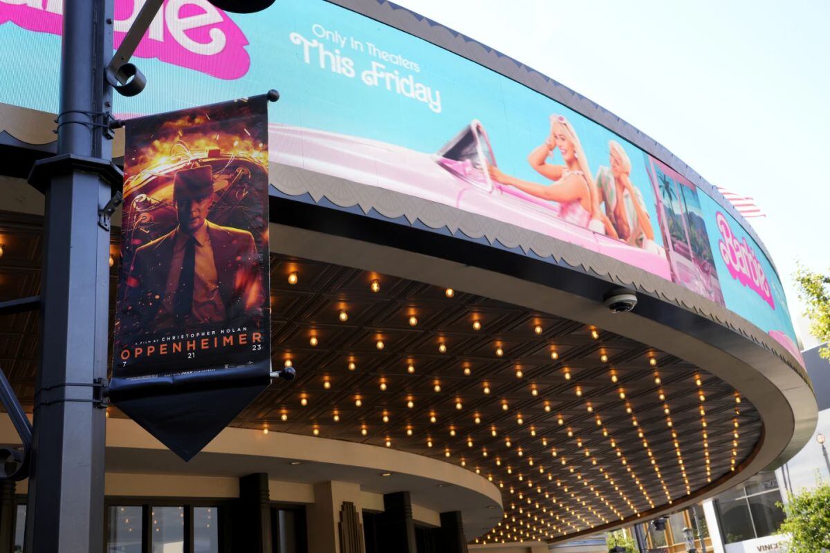 Anuncio de películas "Oppenheimer" y "Barbie" en AMC Theaters en The Grove, Los Angeles (Foto: AP)