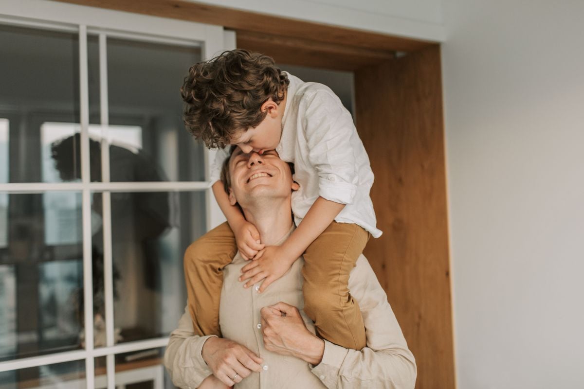 Este año, la celebración del Día del Padre coincidirá con una intensa agenda futbolística, sumando un motivo más para reunirse en casa y compartir. Foto: Cortesía.
