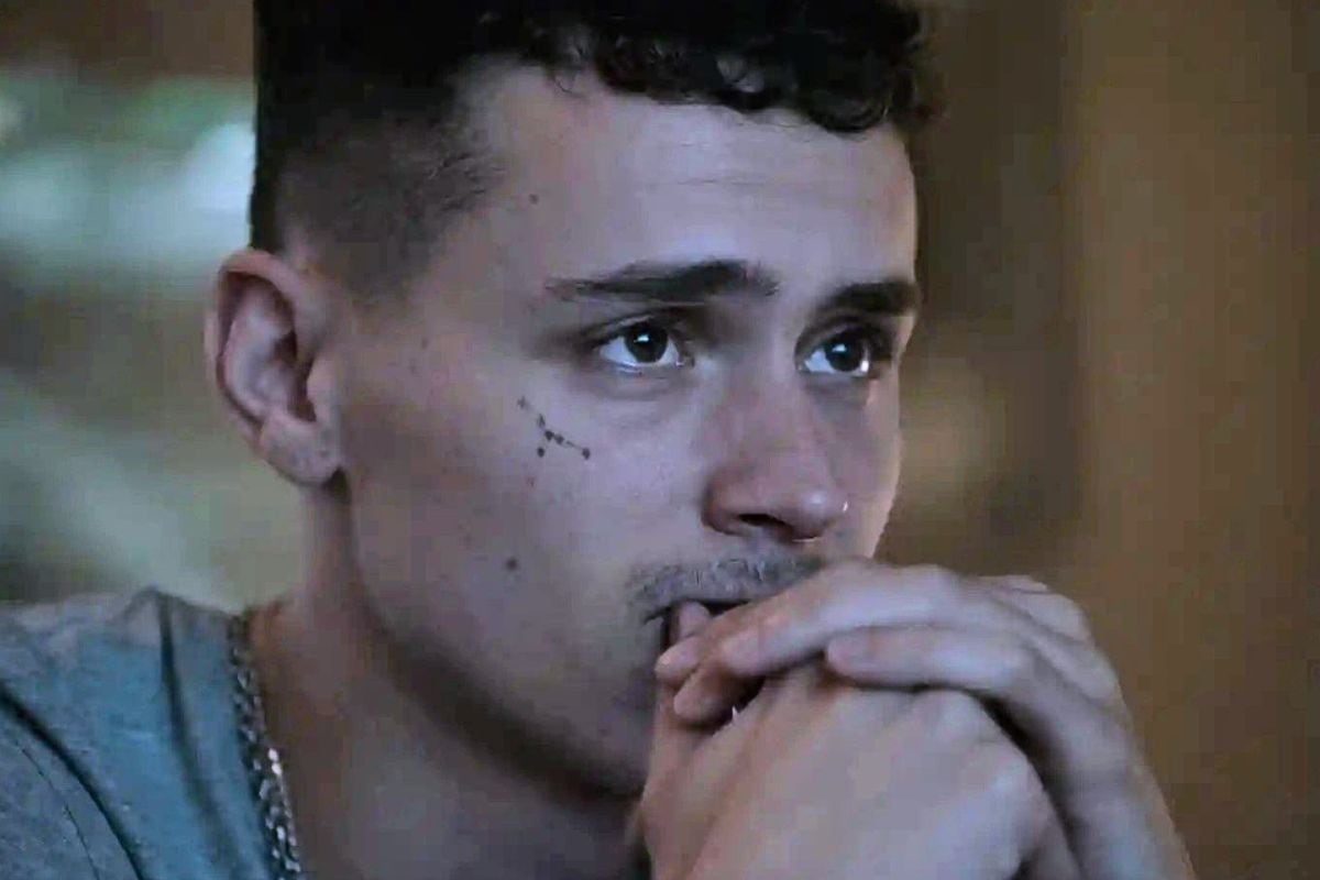 Arón Piper da vida a Sergio Ciscar Polo, el joven que estuvo en prisión por el asesinato de sus padres, en la película española (Foto: Netflix)