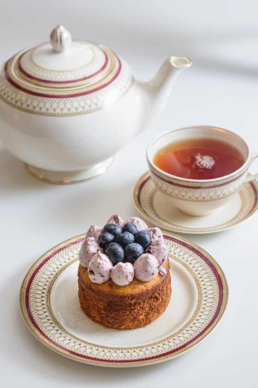 Una tetera para dos personas con cuatro tazas de té y dos scones con crema y mermelada, o la experiencia completa que incluye veinticuatro opciones entre saladas y dulces, y la tetera con el típico earl grey; té de bergamota, toronja y limón. Foto: The Gay Baker