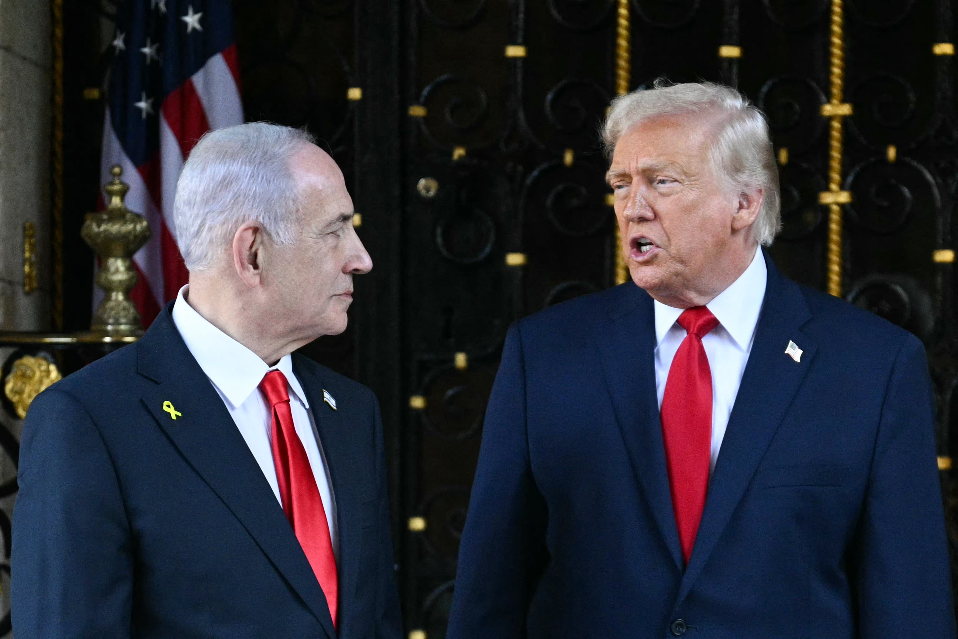 El presidente estadounidense Donald Trump (derecha) saluda al primer ministro israelí Benjamin Netanyahu a su llegada a Mar-a-Lago, en Palm Beach, Florida, el 29 de diciembre de 2025. (Foto de Jim Watson / AFP).