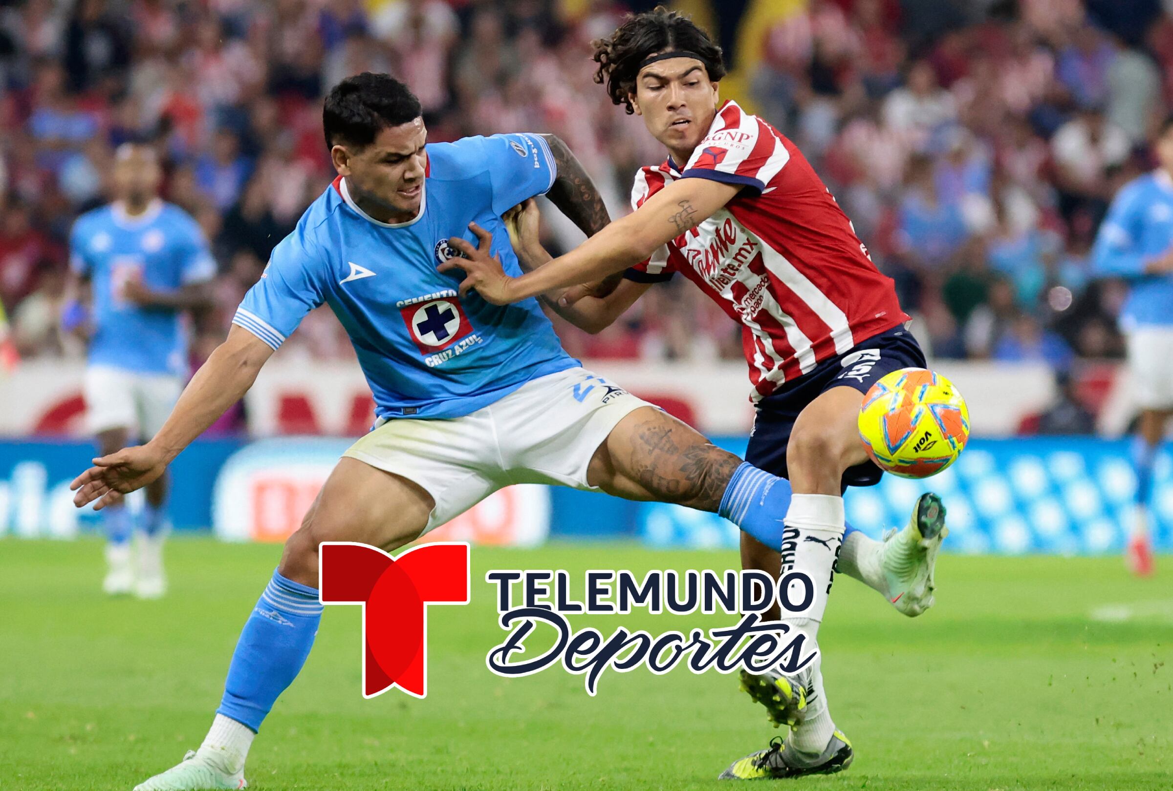 GUADALAJARA, JALISCO (MÉXICO), 27/11/2025.- Cobertura oficial de Telemundo Deportes EN VIVO ONLINE para mirar el partido entre Cruz Azul y Chivas de Guadalajara este jueves 27 de noviembre por la ida de los cuartos de final de la Liguilla MX del Torneo Apertura 2025 desde el Estadio Akron de Jalisco. FOTO DE ULISES RUIZ PARA AFP