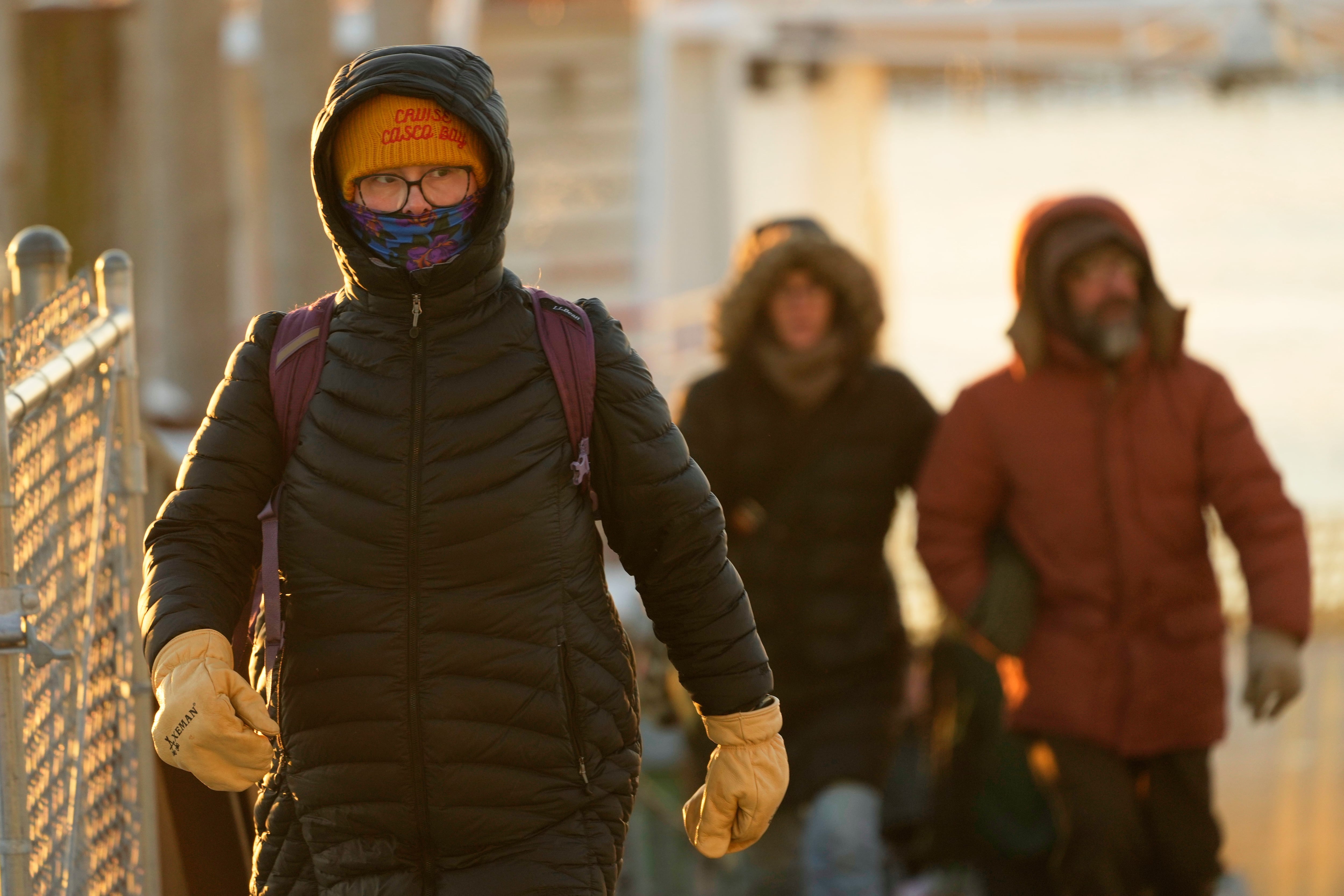 Varios ciudadanos bajando de un ferry mientras las temperaturas siguen bajando durante la mañana del sábado 24 de enero de 2026 en Portland, Maine. (AP Photo/Robert F. Bukaty)