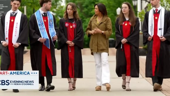 HISTORIA VIRAL: los quintillizos de Nueva Jersey que lograron graduarse de la universidad al mismo tiempo. (Foto: CBS Evening News)