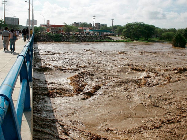 Lluvias e inundaciones ponen en peligro a más de 2.4 millones de viviendas a nivel nacional y cerca de 480,000 hectáreas agrícolas. Foto: referencial / UDEP