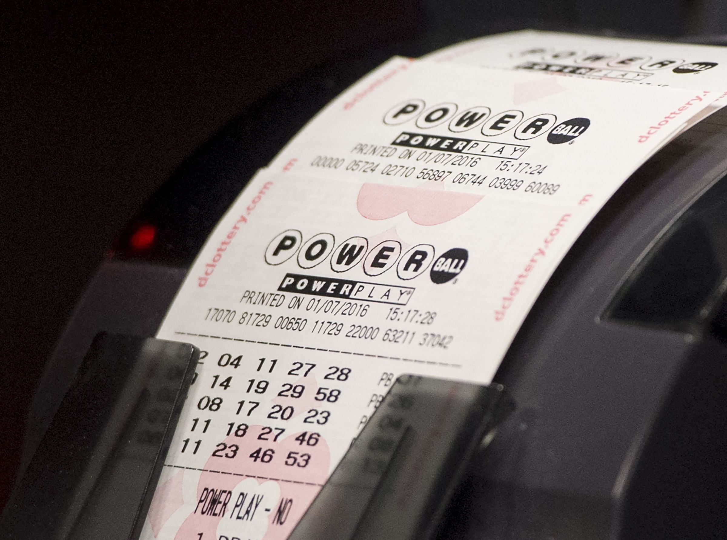 Los plazos límite para la venta de boletos del Powerball varían según la jurisdicción. (Foto: Saul Loeb / AFP)