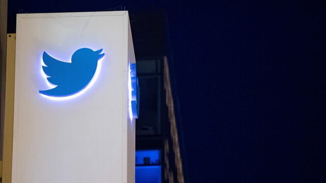 Twitter suspende cuentas de supremacistas blancos en EE.UU.