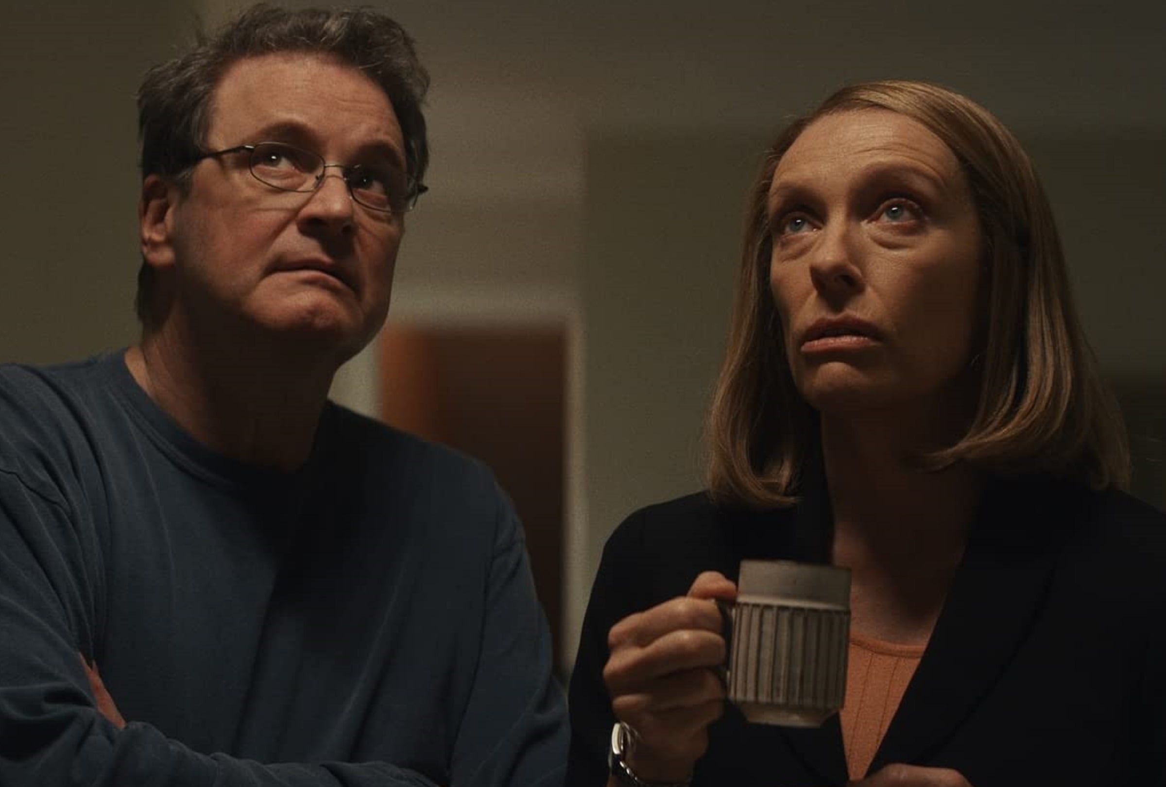 Colin Firth interpretó a Michael Peterson y Toni Collette interpretó a Kathleen Peterson en la película “The Staircase” (Foto: HBO Max)