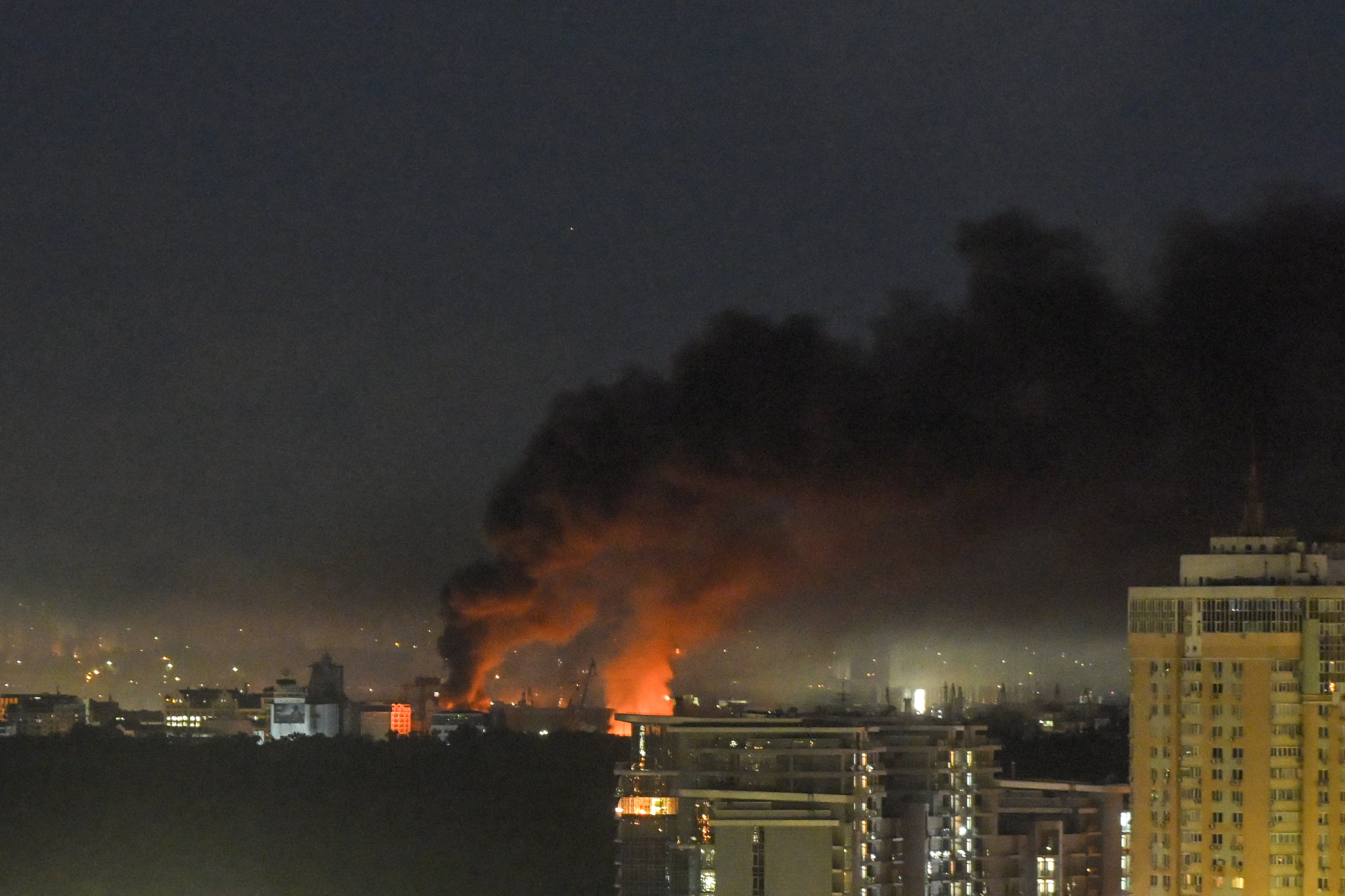 Esta fotografía muestra una densa columna de humo que se eleva de un incendio durante los ataques con drones y misiles en Kiev el 2 de junio de 2026, en medio de la invasión rusa de Ucrania. (Foto de Evgen KOTENKO / AFP).