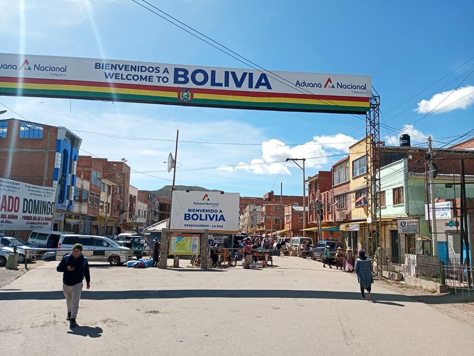 El grupo partió desde la La Paz, acompañado de un funcionario diplomático de la Embajada del Perú en Bolivia, llegando a Desaguadero a las 14:30 horas. (Foto: Radio Excelente)