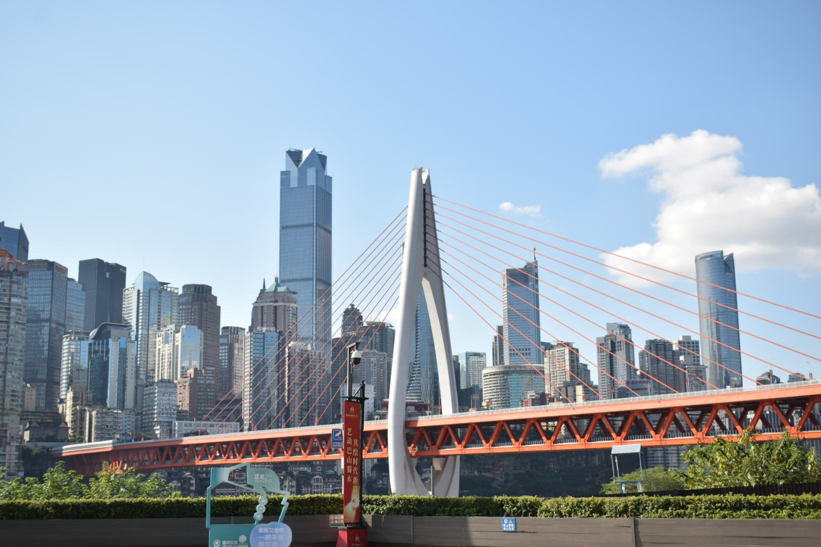 La capital de los puentes, con más de 20,000 construidos. La mayoría de ellos es bimodal: tren y autos.