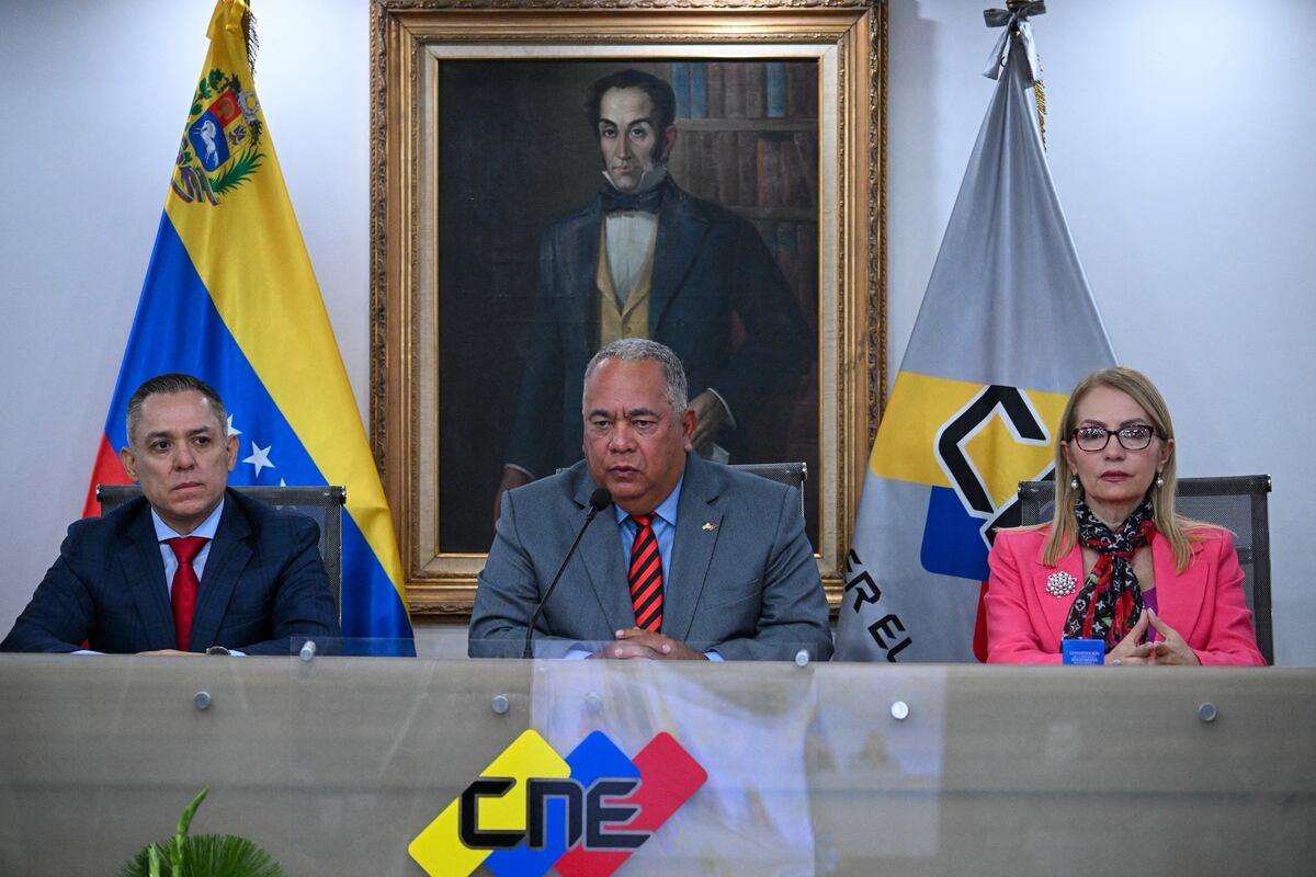 El presidente del Consejo Nacional Electoral (CNE) de Venezuela, Elvis Amoroso (C), habla junto a los rectores Carlos Quintero y Rosalba Gil, el 5 de marzo de 2024. (Foto de Federico Parra/AFP).